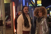 Harald Neuhauser (Marcus Mittermeier, l.) und Angelika Flierl (Bernadette Heerwagen, r.) blicken sich um, doch ihr Lockvogel ist verschwunden.