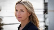 Praxis mit Meerblick – Auf zu neuen Ufern Sie sieht mit hoffnungsvollem Blick in die Zukunft: Tanja Wedhorn als Nora Kaminski