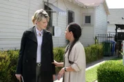 Äußerst interessiert hört Det. Lilly Rush (Kathryn Morris, l.), was ihr Joan (Linda Castro, r.) zu erzählen hat ...
