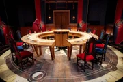 Das Schloss: Der Round Table, an dem jeden Abend ein Verräter verbannt werden kann. Doch manchmal trifft es auch einen Loyalen, der in die Verbannung geschickt wird und damit das Spiel verlassen muss.