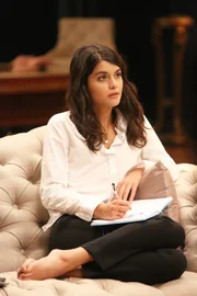 Das kann Sabrina (Sofia Black-D'Elia) nicht auf sich sitzen lassen. Sie ist fest davon überzeugt, dass sie Alba gut kennt und beschließt einen ganzen Tag mit ihr zu verbringen. Die Dinge, die dabei ans Licht geraten, hätte sie jedoch nicht erwartet ...