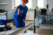 Joel (Samuel Koch) ergreift handwerkliche Maßnahmen, um Colin von seiner Entscheidung abzubringen.