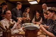 Universum History: "Meine Tochter Anne Frank", Als Otto Frank 1945 als einziger Überlebender seiner Familie aus Auschwitz zurückkehrt, beginnt für ihn zugleich eine Reise in die Vergangenheit. Immer und immer wieder liest er die Aufzeichnungen seiner Tochter Anne in ihrem Tagebuch. Sie beschreibt darin die Verbote, mit denen Juden das Leben in Amsterdam zunehmend unmöglich gemacht wurde. Er erfährt von ihren Träumen, Sehnsüchten, der Angst, entdeckt zu werden. Dabei wird ihm schmerzlich bewusst, wie wenig er seine eigene Tochter kannte.Im Bild (v.l.n.r.): Hermann van Pels (André Hennicke), Margot Frank (Rosalie Ernst), Peter van Pels (Lion Wasczyk), Anne Frank (Mala Emde), Fritz Pfeffer (Harald Schrott), Otto Frank (Götz Schubert), Auguste van Pels (Hannah Schröder) und Edith Frank (Bettina Scheuritzel).