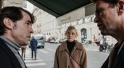 In Paris: Jacob (Nikolaj Lie Kaas, re.) und Amalie (Helene Reingaard Neumann, Mitte) können nicht mehr auf Gilles (Félicien Juttner, li.) hoffen.