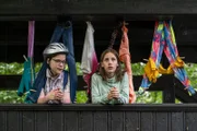 Marlon (Matti Schneider, li.) versucht Annika (Merle Sophie Eismann) Tipps für ihr Kunstprojekt zu geben.