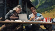 Bezirkshauptmann (Rainer Spechtl) besucht Peter (Sebastian Wendelin), der auf seine Tochter aufpasst und seiner Frau den Rücken frei hält.
