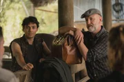 Dan (Max Crean, l) kann mit Hilfe des renommierten Tierarztes Patrick Freeman (Adam Gardiner, r.) Carolines Pferd Treacle vor einer gefährlichen Schlundverstopfung retten.