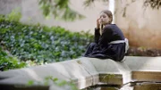 Mädchen auf Brunnen.