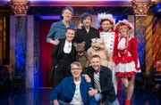 Gastgeber Christoph Sieber (vorn, l) mit seinen Gästen, hinten, v.l.n.r. Christian Schulte-Loh, Torsten und Steffi (Michael Hatzius), Philip Simon und Karen Dahmen und Tina Teubner (mittlere Reihe, l), und Tobias Mann (vorn, r).