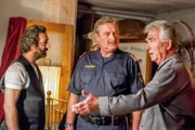 Empört schaut Polizist Kroisleitner (Ferry Öllinger, M.) auf Hannes (Heinz Marecek, r.): Seit wann hält er den mordverdächtigen Arturo Carlotti (Claudio Caiolo, l.) schon auf seinem Dachboden versteckt?