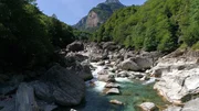 Die Verzasca fließt durch eine faszinierende Felslandschaft. Die Verzasca fließt durch eine faszinierende Felslandschaft.