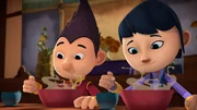 Tashi und Lotus essen Ömchens berühmte Seegras-Suppe.