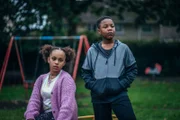 Die Erleichterung ist groß, nachdem Maisy (Ellie-Mae Siame) und Kofi (D'angelou Osei-Kissiedu) wieder aufgetaucht sind.