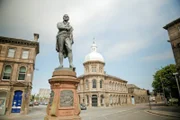 Statue von Robert Burns in Edinburgh, Schottlands beliebtestem Dichter, dessen „Ode an Haggis“ dazu beitrug, Haggis als schottisches Nationalgericht zu etablieren.