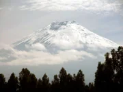 PHOENIX DER PAZIFISCHE FEUERRING, TEIL 4, "Ecuador und Chile", am Dienstag (05.03.13) um 21:00 Uhr. Der "Cotopaxi" in Ecuador gilt als der höchste aktive Vulkan der Welt.