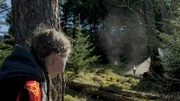 Gudrun und Frida nähern sich einem Lager im Wald.