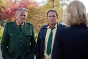 Gloria Meier (Mareike Beykirch, r.) war die persönliche Referentin von Prinz Meinolf. Sie hat sichtlich keine Lust mit der Polizei zu sprechen (Christian Tramitz, M., Michael Brandner, l.).