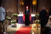 Folge 2: Mission "Trauergottesdienst" - Moderatorin Sonja Zietlow begrüßt die Spieler heute im "Trauergottesdienst".