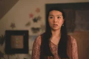 Caroline (Jacqueline Joe) befürchtet, dass Issie in Gefahr ist, nachdem sie sich bei einem Ablenkungsmanöver für Frankie verquatscht hat.