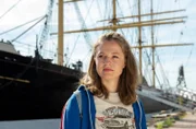 Die junge Neele Hartwig (Helena Sattler) wurde von ihrem ersten Freund so brutal geschlagen, dass sie ins Krankenhaus musste.