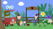 Holly stattet mit Ben und seinem Vater der Elfenfarm einen Besuch ab.