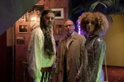 Im Büro der Spielhalle verteilen Harald Neuhauser (Marcus Mittermeier, l.), Ludwig Schaller (Alexander Held, m.) und Angelika Flierl (Bernadette Heerwagen, r.) ihre Aufgaben und sind bereit dem Täter eine Falle zu stellen.