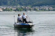 Julia Demmler (Wendy Güntensperger, l.), und Paul Schott (Tim Wilde, r.) ermitteln im Fall eines Raubmordes, bei dem der Mann von Neles Nachbarin ums Leben kam.