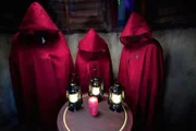 Folge 1: Die Verräter in Kutten bei der Zusammenkunft in der Konklave - hier beratschlagen sie, wer die kommende Nacht nicht überleben wird.