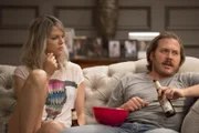 Ein Plan muss her. Bei Bier und Chips schmieden Mickey (Kaitlin Olson, l.) und Jimmy (Scott MacArthur, r.) einen Plan, um einen Schulplatz für Ben zu ergattern ...