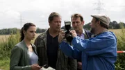 ARD MORDEN IM NORDEN FOLGE 58 (WH.), "Kinder des Lichts", am Montag (30.07.18) um 18:50 Uhr im ERSTEN. Strahl (Christoph Tomanek, r.) zeigt Nina (Julia Schäfle, l.), Finn (Sven Martinek, 2.v.l.) und Lars (Ingo Naujoks, 2.v.r.) was ihm am Auto der Toten aufgefallen ist. | ©ARD/Georges Pauly