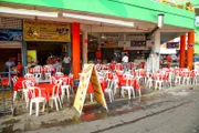Ein Straßenrestaurant an der „Plaza del Mar“, dem Fischmarkt von Veracruz, Mexiko.