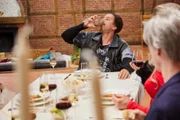 Harald (Torge Oelrich) erträgt das gemeinsame Essen nur mit einem kräftigen Schluck Wein.