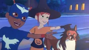 Harvey, Zoé und Lassie gehen verkleidet als Superadler, Hexe und Werwolf an Halloween auf die Süßes-oder-Saures-Tour.