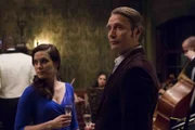 Ahnt Alana (Caroline Dhavernas, l.) wirklich nicht, wer Hannibal (Mads Mikkelsen, r.) tatsächlich ist?