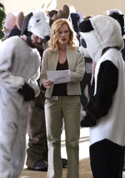 Catherine (Marg Helgenberger, M.) erhofft sich durch den Besuch einer Veranstaltung für Fell-Fetischisten wichtige Aufschlüsse im Fall von Robert Pitt, der - in einem Waschbär-Kostüm steckend - überfahren wurde.