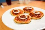 „Picaditas“ – eine dicke Tortilla mit gehacktem Schweinefleisch und einer Sauce aus gekochten Tomaten und gerösteten Paprika.