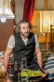 Claudio Caiolo (Arturo Carlotti).