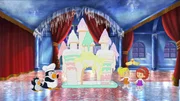 Der Bäckermeister, sein kleiner Sohn, Zoé, QuackQuack und Tanja präsentieren ihr Meisterwerk der Tortenkunst.