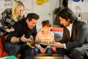 Lena (Juliette Greco) kann nicht verhindern, dass Marian (Sam Eisenstein, 2.v.l.) und Maximilian (Francisco Medina, r.) weiter um Alexanders (M.) Gunst buhlen - auch an seinem Geburtstag.
