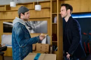Damian (Christian Feist, r.) fühlt sich in seinem Urteil über Kai (Philipp Stier) bestätigt, als der ihm Geld anbietet.