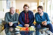 (2. Staffel) - Haben die "Knallerkerle" Jakob Schneider, Antoine Monot Jr. und Jan Hasenfuss (v.l.n.r.) eine Gemüsephobie?