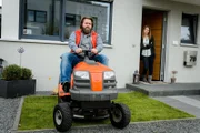 (2. Staffel) - Typisch Mann! In der Sketch-Comedy "Knallerkerle" sieht Antoine Monot, Jr. die Welt durch verschiedene "Männeraugen" und lässt dabei garantiert kein Klischee aus.