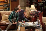 Während Priya möchte, dass Penny (Kaley Cuoco, r.) nicht mehr so oft bei Leonard in der Wohnung ist, treibt Howard (Simon Helberg, l.) Sheldon (Jim Parsons, M.) mit einem Kartentrick in den Wahnsinn ...