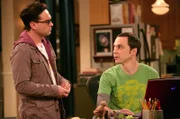 Sheldon (Jim Parsons, r.) hat die Polizei alarmiert, weil er bestohlen wurde.