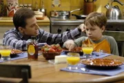 Um Jake (Angust T. Jones, r.) die Trennung von seiner Mutter zu erleichtern, hat Alan (Jon Cryer, l.) eine wunderbare Idee. Doch dann wird Jake krank und hat nur einen Wunsch - er will zurück zu seiner Mom ...