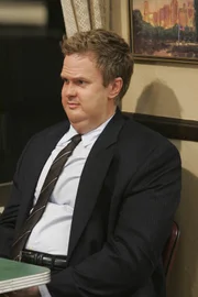Die Tatsache, dass Barney Ted seine Porno-Sammlung vermacht, ist ein deutliches Zeichen, dass Barney und Robin wirklich ein Paar sind. Allerdings machen die beiden jetzt keine verrückten Sachen mehr. Barney (Neil Patrick Harris) hat jetzt ein Beziehungsbäuchlein, und Robin sieht um Jahre gealtert aus ...