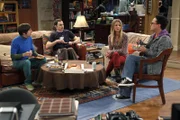 Penny (Kaley Cuoco, 2.v.r.), Sheldon (Jim Parsons, 2.v.l.), Leonard (Johnny Galecki, r.) und Howard (Simon Helberg, l.) suchen eine Freundin für Raj.