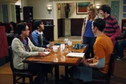 Raj (Kunal Nayyar, 2.v.l.) bläst Trübsal, weil Sheldon (Jim Parsons, 2.v.r.), Leonard (Johnny Galecki, l.) und Howard (Simon Helberg, r.) eine Freundin haben und nur er allein ist.