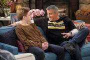 Teddy Burns (Matthew McCann, l.); Adam Burns (Matt LeBlanc, r.)