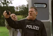 Die Kollegen glauben, den Aufenthaltsort von Dr. Metz herausgefunden zu haben. Auf dem Weg zu der fingierten Übergabe simuliert Bohumil Sokol einen Herzanfall und kann SEK-Leiter Zock überwältigen.